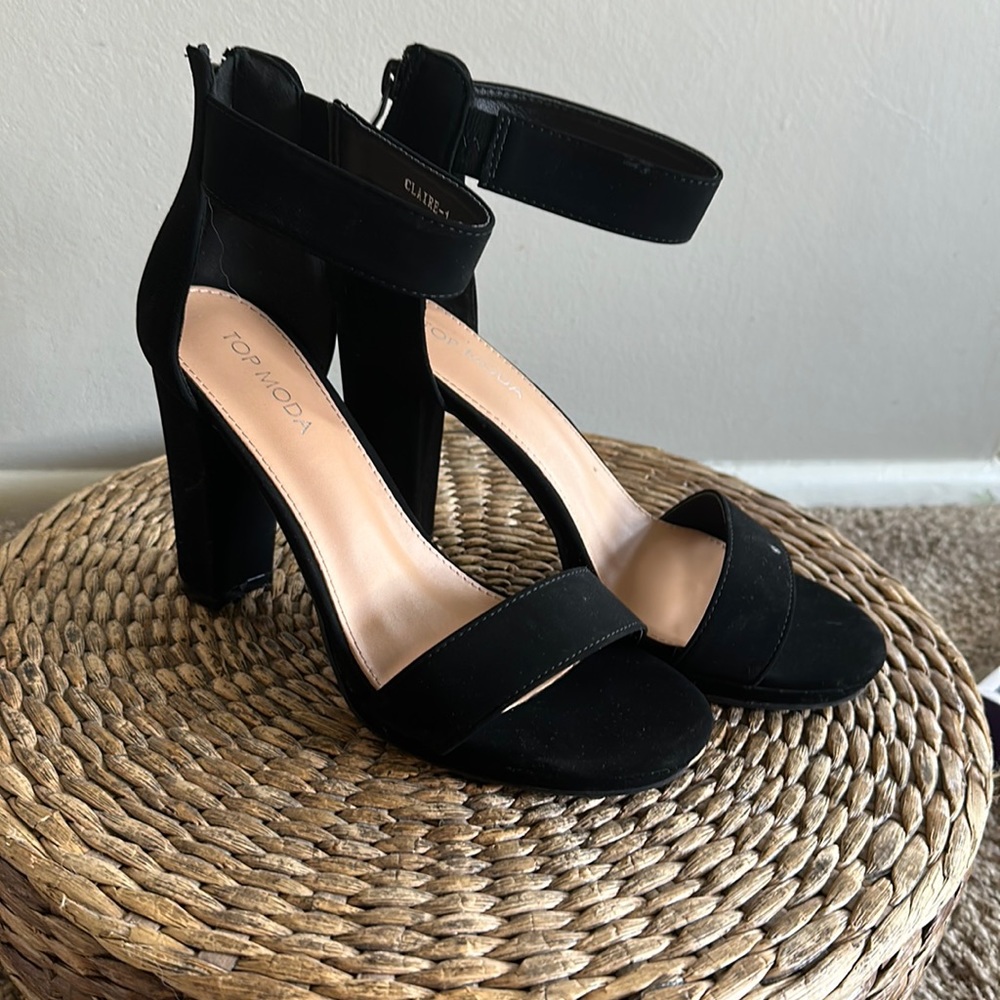 7.5 Fashion Nova black faux suede strappy heels